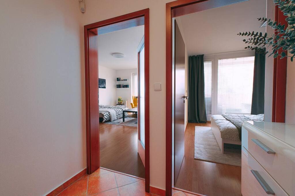 Apartman U Metra, 4 Hoste, Parking Free, Blizko O2 Arena ปราก ภายนอก รูปภาพ