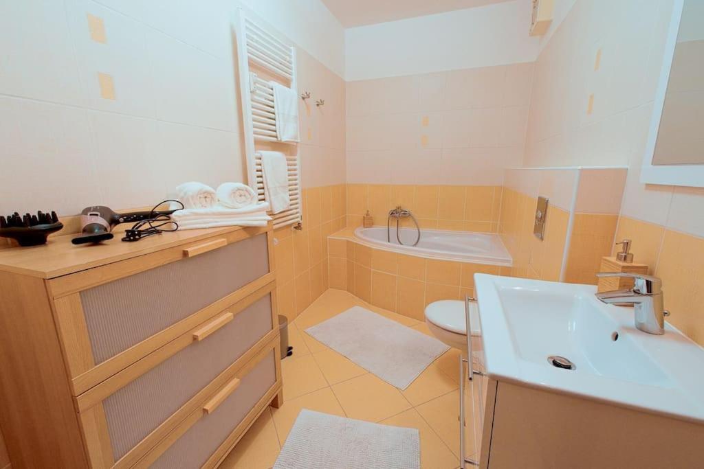 Apartman U Metra, 4 Hoste, Parking Free, Blizko O2 Arena ปราก ภายนอก รูปภาพ